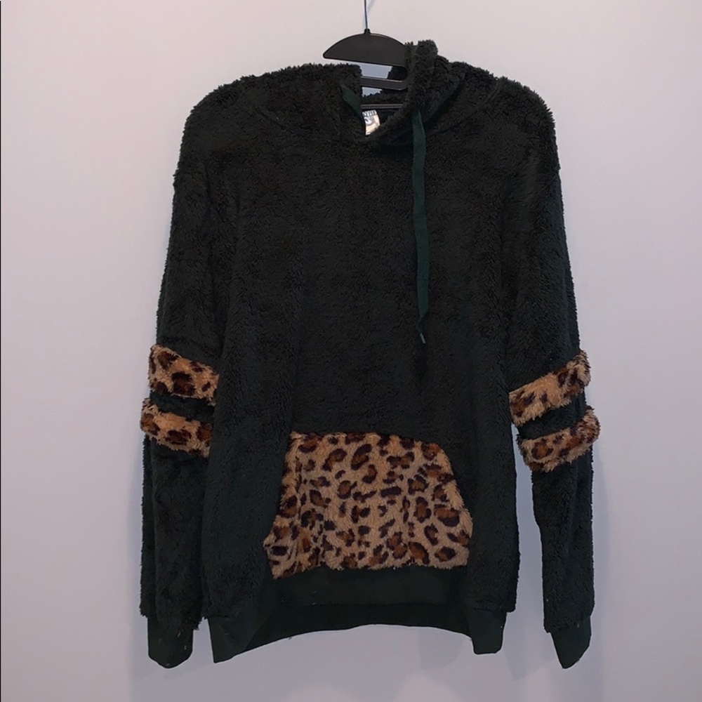 NEW Women’s M Plush Pullover
